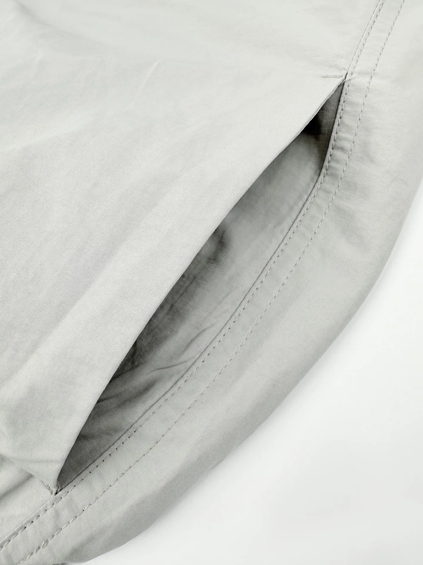 Acn Studios embroidered logo jacket Customized Ninglan light woven machine blend Lightweight and windproof Stiff and tough Light gravel cool gray calming the Scandinavian cool minimalist aesthetic Stand-up collar with full zipper for neat opening and closing Full lining on the inside to improve the smoothness of putting on and taking off Elastic elasticated precision cuffs at the hem create a relaxed and loose short-cut silhouette Three-dimensional logo embroidery in the same color on the back Engraved with STOCKHOLM Chronicle The embroidery is integrated with the body of the garment, hiding the brand's traceability context. The minimalist shape integrates the functional core to interpret the relaxed and relaxed style of high-end ready-to-wear. Process 1: Using imported machine embroidery technology. Using advanced computer control systems and precision mechanical components to realize the Acne Studios logo embroidery operation. High precision. The lines are smooth and delicate. Process 2: The fabrics have been fermented and washed. They have a better hand feel and texture. They are not easy to deform, shrink or fade. Maintain long-term beauty Accessories: Customized 1:1 Acne webbing Customized 1:1 Acne zipper Customized 1:1 Acne trademark Version: Loose version Size: 44 46 48 50 Style number: CC 7004